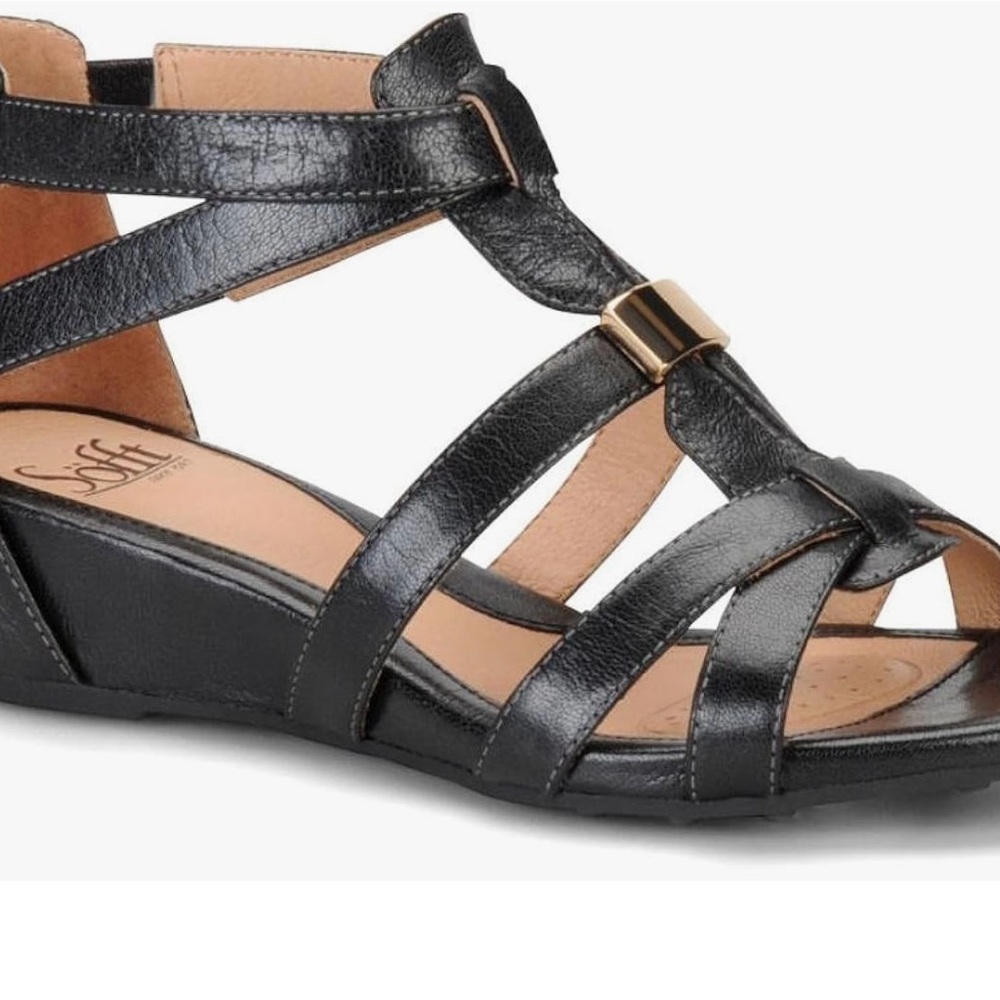 soft leather
Metallic accent
Stylish heel zipper and goring
Söfft